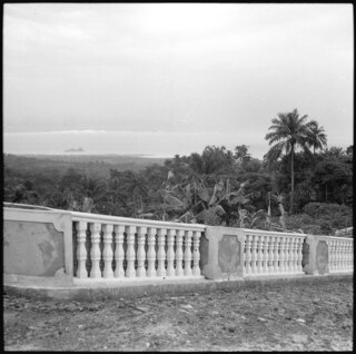 Portugal, San Thomé (São Tomé und Príncipe): Landschaft bei Trindade; Blick von einer Terrasse auf tiefer gelegenen Palmenwald mit Meer im Hintergrund