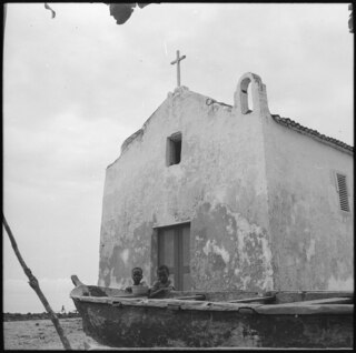 Portugal, San Thomé (São Tomé und Príncipe): Kirche; Alte Kapelle mit zwei farbigen Kindern und Fischerboot im Vordergrund