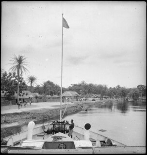 Belgisch-Kongo, Fluss Kongo: Landschaft; Anlegen eines Schiffes [Colonel Chaltin?] mit Blick auf bewohntes Ufer
