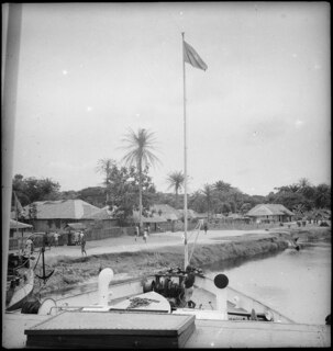 Belgisch-Kongo, Fluss Kongo: Landschaft; Anlegen eines Schiffes [Colonel Chaltin?] mit Blick auf bewohntes Ufer