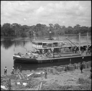 Belgisch-Kongo, Molanda (Malanda): Schiff; Schiff mit Palmölladung auf dem Fluss Mongala