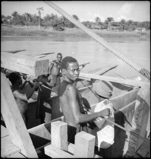 Pygmäenweibchen auf der Fähre über den Jturi | [handschriftlicher Eintrag auf Karteikarte]22 Jturi