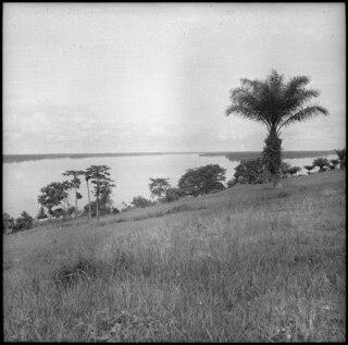 Der Kongo bei Lisala, ca 1200 km stromaufwärts von Leopoldville. Lisala liegt auf einem Hügel-.Posten mit 30-40 weissen Beamten u. belg. oder portug. Händlern. 5 km von Lisala die B.M.S. (Babtist Missionary Society) von Upoto. (Schlechte Aufnahmen) | [handschriftlicher Eintrag auf Karteikarte]