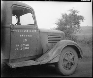 Belgisch-Kongo, Butembo: Fahrzeug; Seitenansicht eines der Lastwagen der Grubengesellschaft