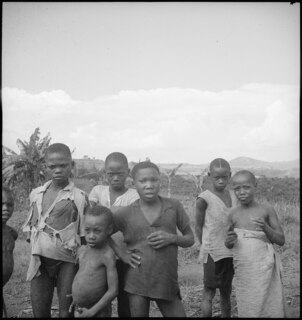 Belgisch-Kongo, Butembo: Menschen; Gruppe von farbigen Arbeiterkindern mit Ebene im Hintergrund