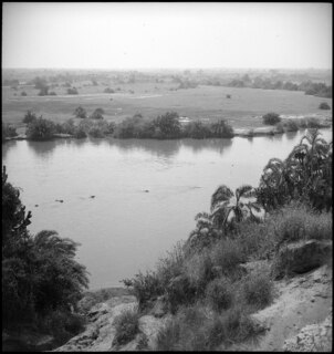 Belgisch-Kongo, Parc National Albert (Parc National des Virunga): Fluss Rutshuru; Flusslandschaft mit mehreren Flusspferden welche im Fluss Rutshuru treiben mit Savannenlanschaft im Hintergrund