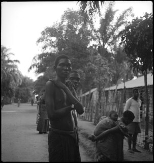 Belgisch-Kongo, Leopoldville (Kinshasa): Menschen; Strasse in Leopoldville mit zwei farbigen Männern im Vordergrund mit nackten Oberkörpern
