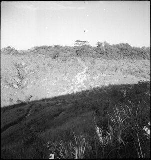 Belgisch-Kongo, Thysville (Mbanza Ngungu): Landschaft; Blick hinunter auf ein halbseitig beschattetes Tal