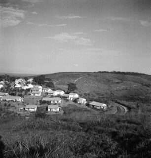 Belgisch-Kongo, Thysville (Mbanza Ngungu): Dorfansicht; Auf Hügel gelegene Hüttensiedlung für die Ureinwohner von Thysville mit Eisenbahnlinie