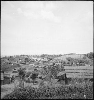 Belgisch-Kongo, bei Thysville (Mbanza Ngungu): Dorfansicht; Dorf auf einer Hügelebene bestehend aus mehreren Strohhütten