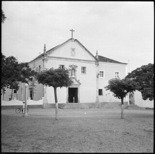 Portugiesisch-Westafrika, Luanda: Kloster; Vorderansicht des Franziskaner Klosters "Convento de Nossa Senhora do Carmo", auf dem Platz davor einige Bäume