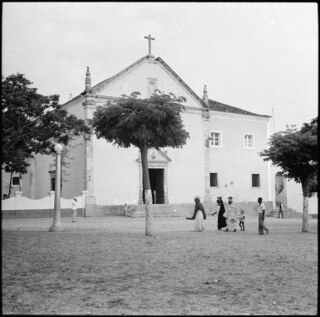 Portugiesisch-Westafrika, Luanda: Kloster; Vorderansicht des Franziskaner Klosters "Convento de Nossa Senhora do Carmo", auf dem Platz davor einige Bäume und Menschen