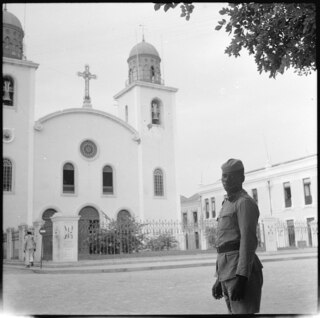 Portugiesisch-Westafrika, Luanda: Kirche; Kirche São Domingos in Luanda mit farbigem Soldat im Vordergrund