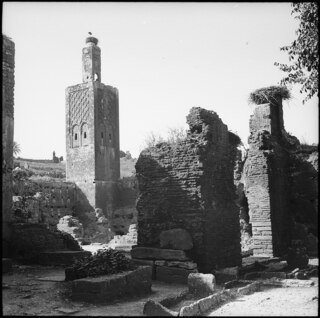 Französisch-Marokko, Rabat: Grabstätte Chellah; Ruinen der Grabstätte Chellah mit viereckigem Minarett in der Mitte
