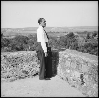 Französisch-Marokko, Rabat: Claude Clarac; Claude Clarac steht in einer Mauernische der Grabstätte Chellah mit Blick über eine Ebene