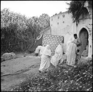 Französisch-Marokko, Rabat: Grabstätten Chellah mit Königsgrab Marabou; Mehrere teilweise verhüllte Personen vor dem Eingang zum Königsgrab
