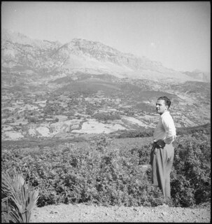 Spanisch-Marokko, Tétouan: Claude Clarac; Claude Clarac steht vor einer Ebene mit Büschen, mit Berglandschaft im Hintergrund