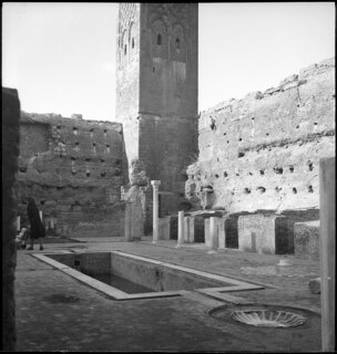 Französisch-Marokko, Rabat: Grabstätte Chellah mit Koranschule; Innenhof der Koranschule mit Mosaik verziertem Wasserbecken und Minarett im Hintergrund