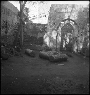 Französisch-Marokko, Rabat: Grabstätte Chellah mit Moschee; Überreste im Innenhof der Moschee mit Säulenstücken und Gräberresten am Boden