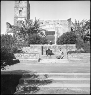 Französisch-Marokko, Rabat: Kasbah (Zitadelle) Oudaya; Kasbah Oudaya mit zwei Personen auf einer Treppe sitzend