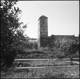 Französisch-Marokko, Rabat: Kasbah (Zitadelle) Oudaya; Gartenanlage innerhalb der Kasbah Oudaya mit viereckigem Turm im Hintergrund