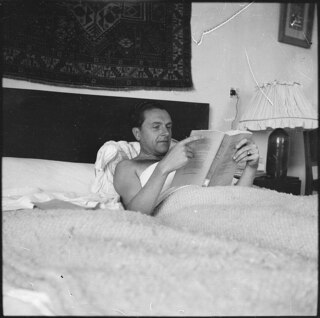 Französisch-Marokko, Rabat: Claude Clarac; Claude Clarac liegt zugedeckt in einem Doppelbett und liest ein Buch