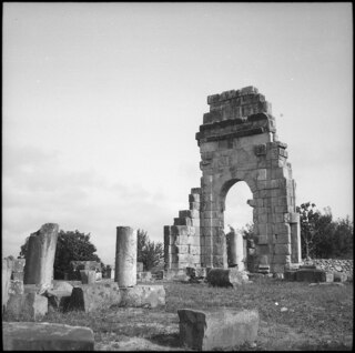 Französisch-Marokko, Volubilis: Ruinen Forum (?); Torbogen und einzelne Säulen teilweise zerstört auf offenem Feld