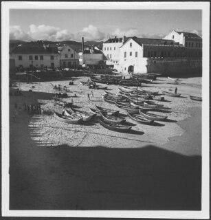 Portugal, Lissabon (Lisboa): Boote [Lokalisierung unsicher]; Boote an einem Strand, im Hintergrund Häuser