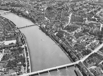 Basel mit Rheinbrücken von Norden gesehen, Ballonaufnahme