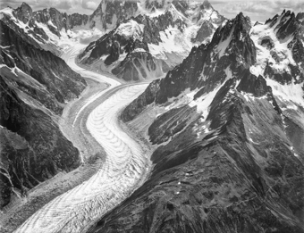 Mont-Blanc-Gruppe von Norden gesehen mit dem Mer du Glace und den Aiguilles du Charmoz im Vordergrund,  Ballonaufnahme