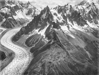 Mont-Blanc-Gruppe von Norden gesehen, mit Mer de Glace und Aiguilles du Charmoz im Vordergrund, Ballonaufnahme