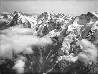 Eiger, Mönch, Finsteraarhorn und Jungfrau, aus ca. 4000 m Höhe von Westen her gesehen, Ballonaufnahme
