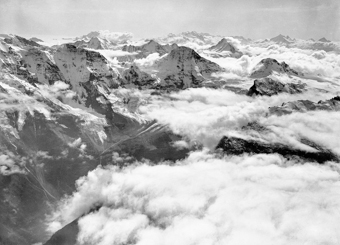 Blick auf die Berner Alpen bei der Fahrt über die Jungfrau, Ballonaufnahme