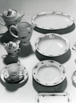 Porzellangeschirr: Kanne, Teller, Tasse mit Untersatz, gehört zu Dossier: Porzellan-Fabrik mit Besuch von Henri Guisan