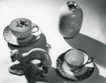 Porzellangeschirr: Tassen mit Untersatz, Vase, Marderfigur, gehört zu Dossier: Porzellan-Fabrik mit Besuch von Henri Guisan