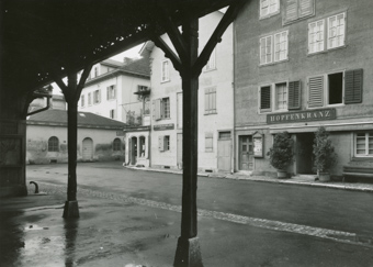 Ausblick von der alten Markthalle auf Marie Burri Weisswaren-Laden, gehört zu Dossier: Farb