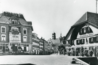 Spitalplatz Richtung Speisewirtschaft zum Wilhelm Tell, Aussicht auf ein Gebäude mit einem Uhrenturm , gehört zu Dossier: Unbestimmt, u.a. Kirche