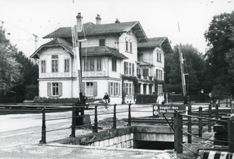 Unterführung und der Bahnübergang in Langenthal, im Hintergrund steht ein Haus, gehört zu Dossier: Gebäude beim Bahnhof