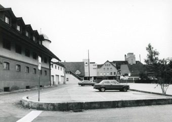 Brauerei-Areal mit Parkplatz und der Brauerei von vorne, gehört zu Dossier: Überbauung Brauerei