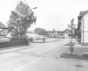 Brauerei-Areal mit Parkplatz und Lastwagen, gehört zu Dossier: Brauerei Baumberger