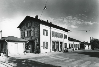 Haus am alten Bahnhof mit Blickrichtung Strasse, gehört zu Dossier: SBB-Bahnhof
