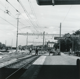 Bahnhof mit dem Bahnübergang, gehört zu Dossier: SBB-Bahnhof
