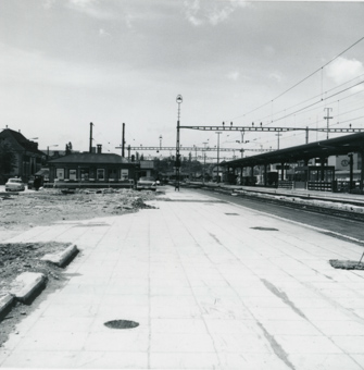 Bahnhof mit Gleisen, Anfang von den Bauarbeiten, gehört zu Dossier: SBB-Bahnhof