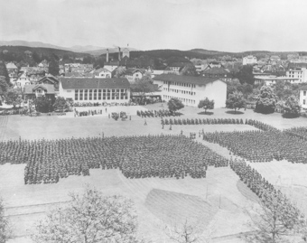 Ansicht des 16. Regiments am Sportplatz Kreuzfeld, gehört zu Dossier: 16. Regiment, Sportplatz Kreuzfeld