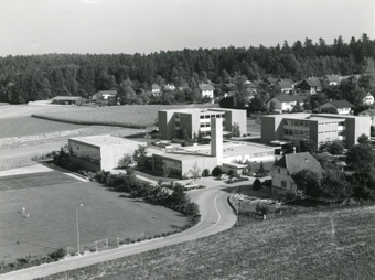 Schulanlage Elzmatt, vom Gemeinde-Hochhaus aufgenommen, gehört zu Dossier: Schulen, Schulhäuser