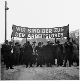 Gruppe von Demonstrierenden mit Transparent