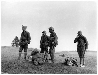 Artilleristen der französischen Armee nach dem Grenzübertritt und der Entwaffnung