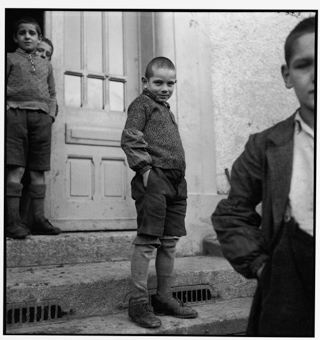 Vier Knaben auf der Treppe vor der Eingangstüre stehend