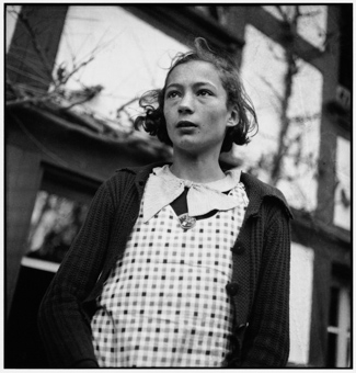 Porträt eines Mädchens vor einem Rieghaus