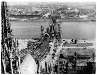 Blick vom Kölner Dom auf die zertrümmerte Hohenzollern-Brücke